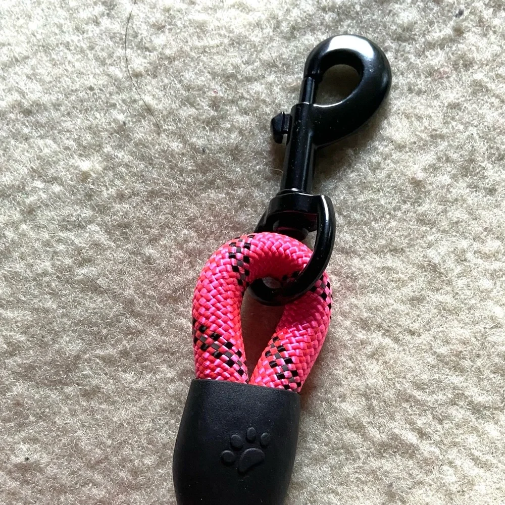 Bright pink dog leash comfy cushy handle approx 5 feet long heavy duty hardware
